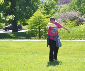 Alisa plays Frisbee.